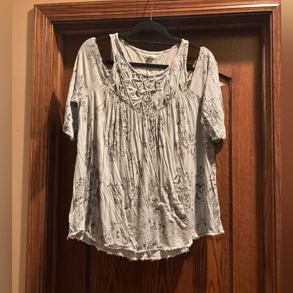 Maurice’s L Off shoulder floral blouse